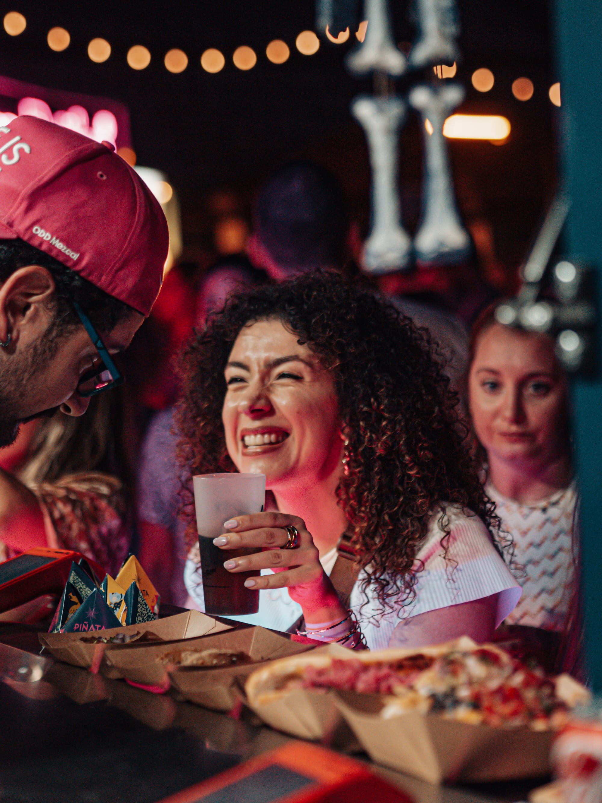 Invitados felices disfrutando de catering mexicano de Piñata Cantina en un evento en Barcelona