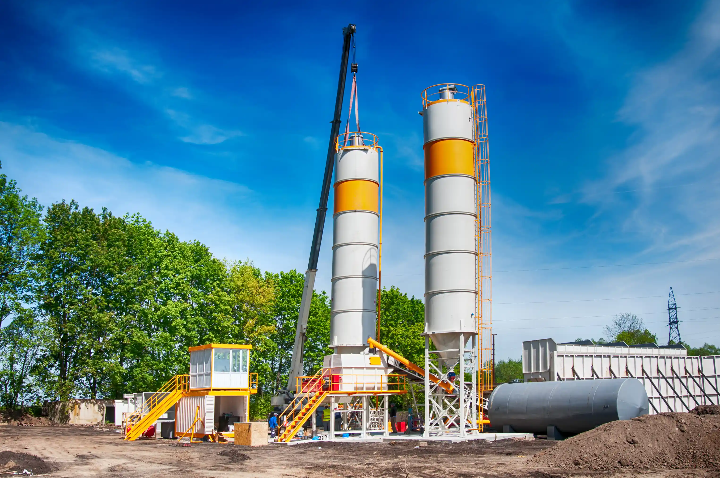 Concrete batching plant with twin cement silos and mixing tower
