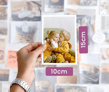 Pessoa segurando Fotolivro com foto em preto e branco de mãe beijando o filho recém-nascido, com o nome Pedro Henrique escrito na imagem