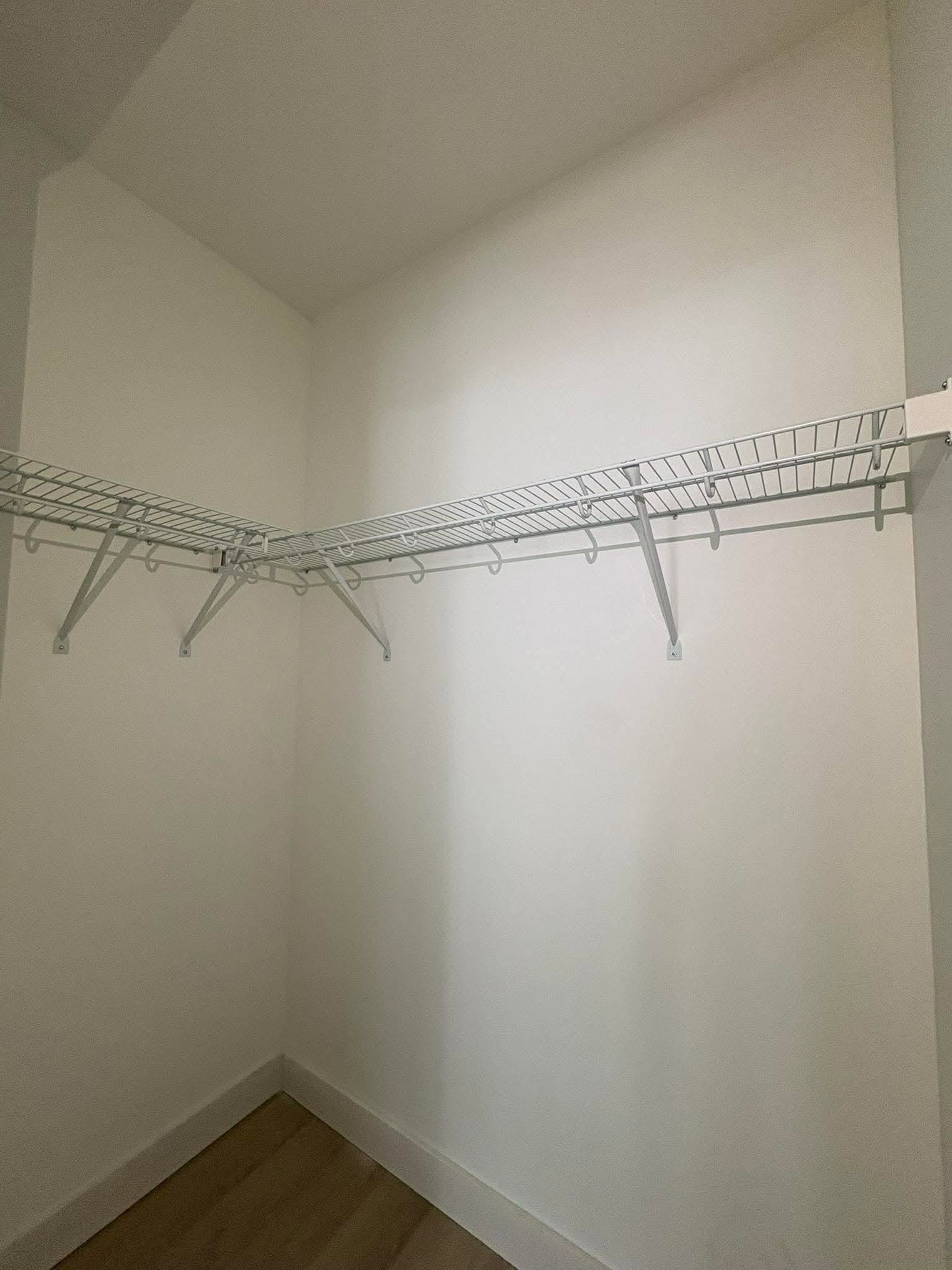 Tablettes de rangement grillagées appartement Ottawa Projet Dépôt