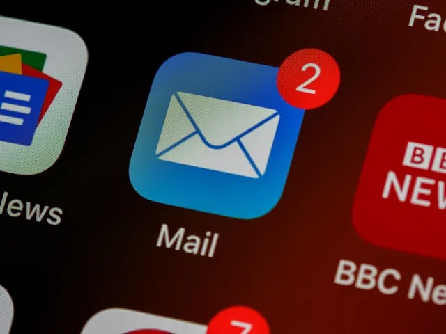 Icono de la app Mail con dos correos sin leer en la pantalla de un móvil, como los que pueden esconder un intento de fraude del CEO durante las vacaciones de agosto