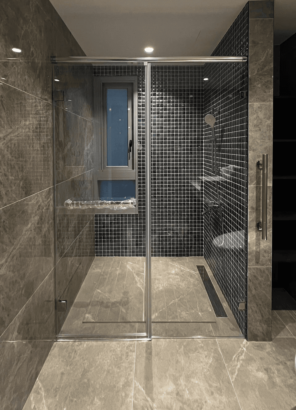 一字型無框內開淋浴門