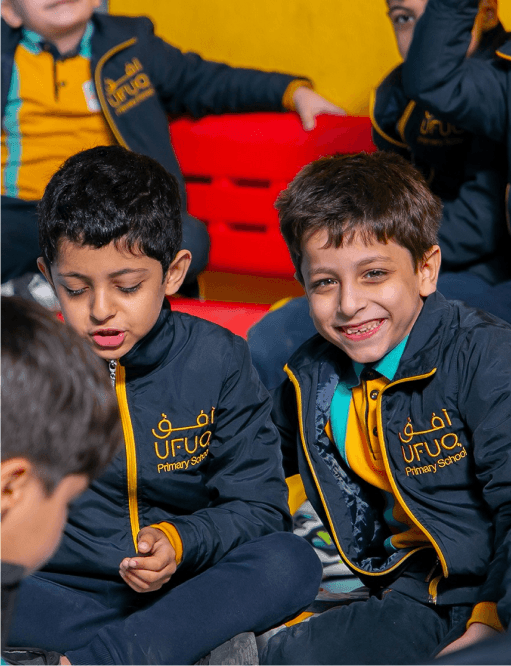 اطفال يشاركون الوقت بأشياء ممتعة