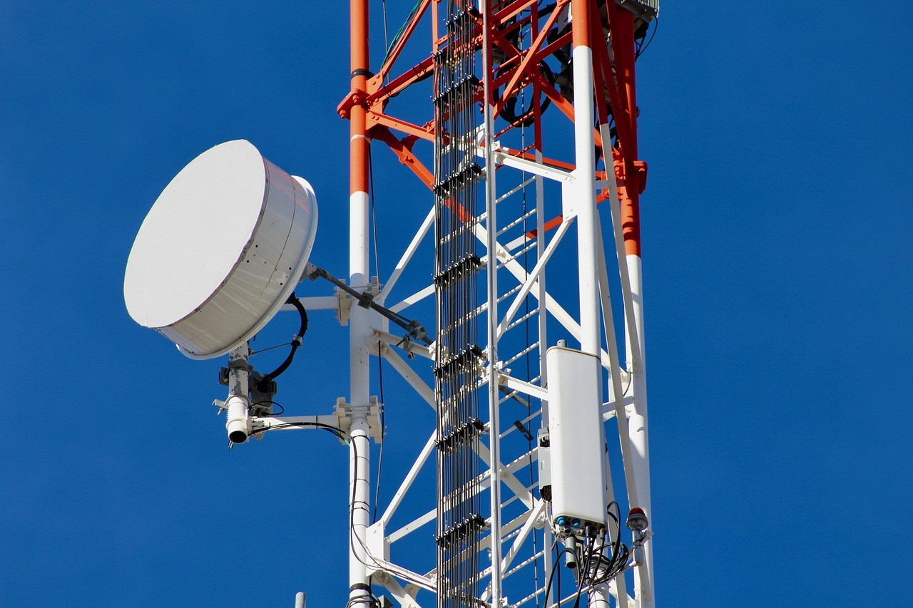aerial,-communication,-connection,-telecommunication,-telecom,-antenna,-blue-com - albertoadan (pixabay)