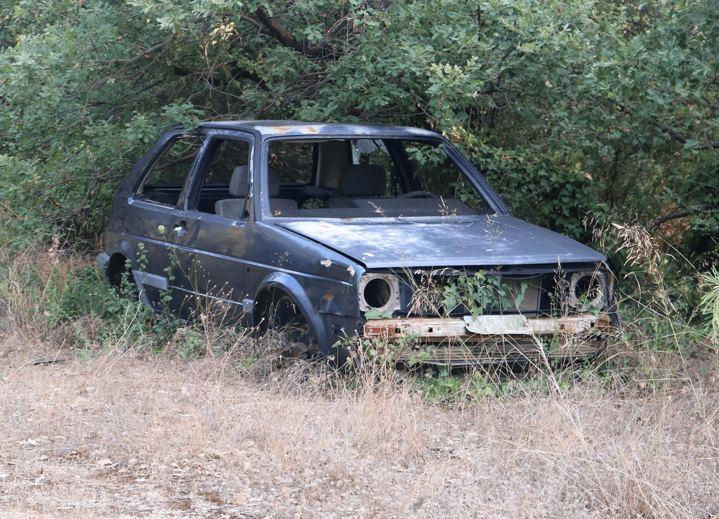 a car with a smashed front end