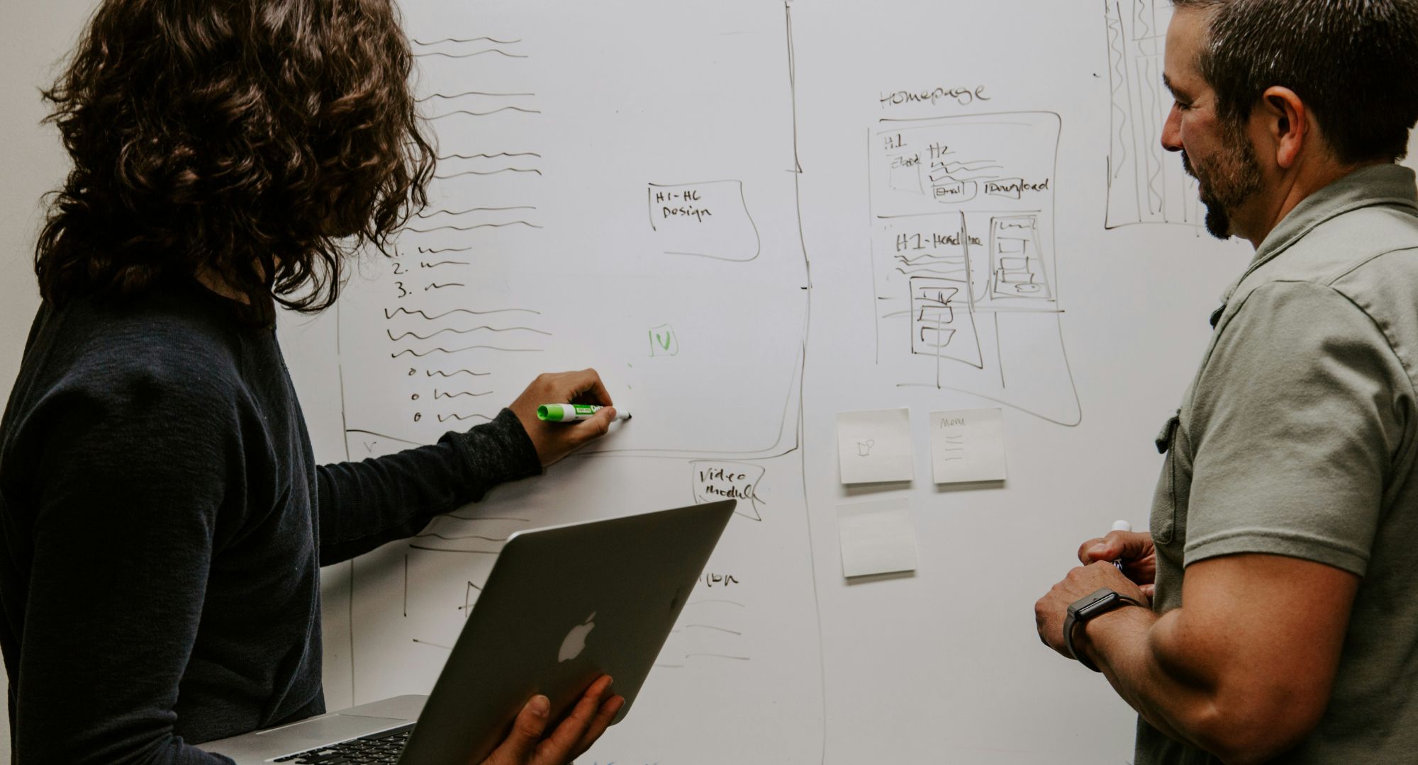empresários analisando e realizando diagnósticos