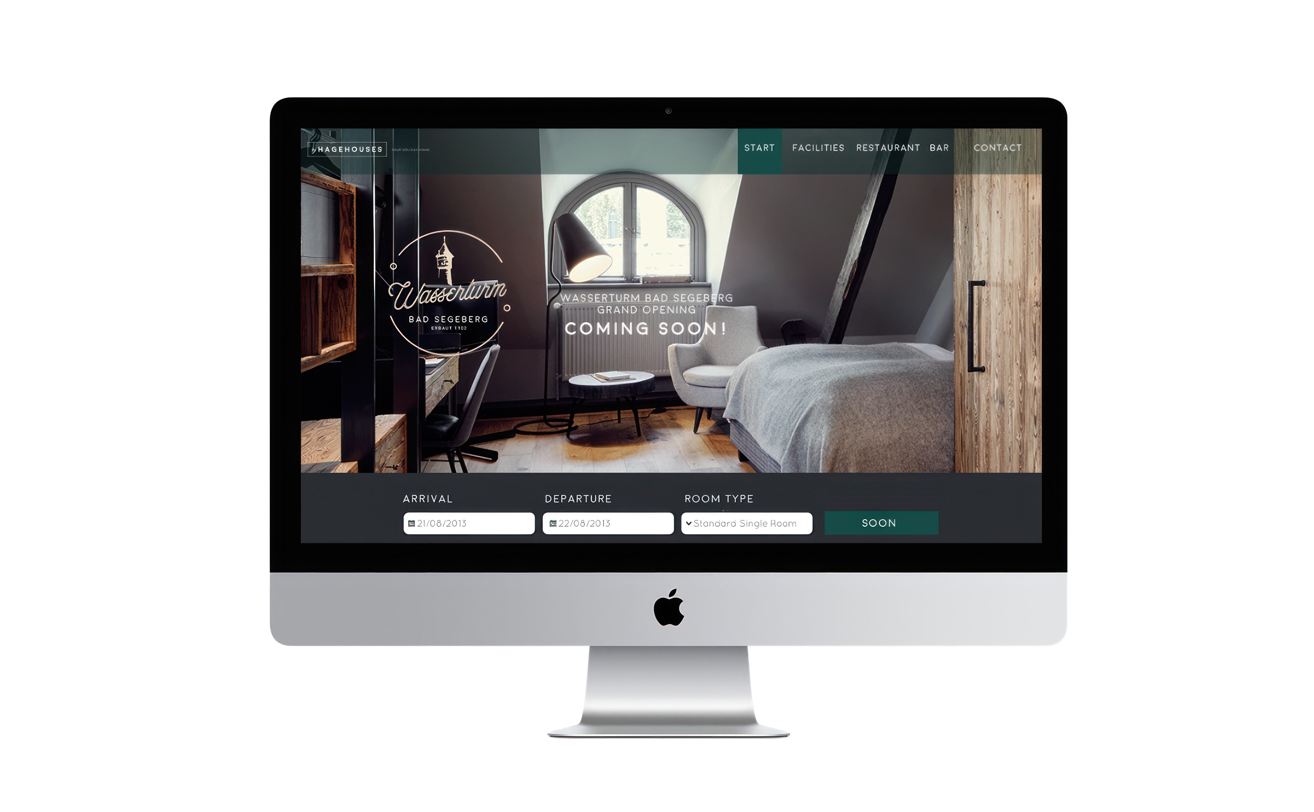 Ein iMac-Mockup präsentiert die Startseite der Wasserturm Bad Segeberg Website. Das Interface Design im dunklen, industriellen Stil ist vor einem reinen, klaren weißen Hintergrund freigestellt, um den Fokus auf das Produkt zu lenken.