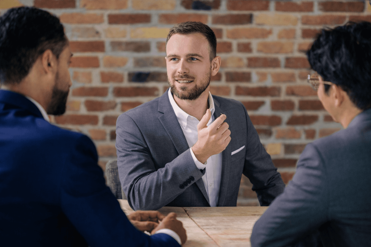 Strategische Unternehmensberatung bei Quint GmbH: Experte entwickelt individuelle Lösungen im Gespräch mit Mandanten.