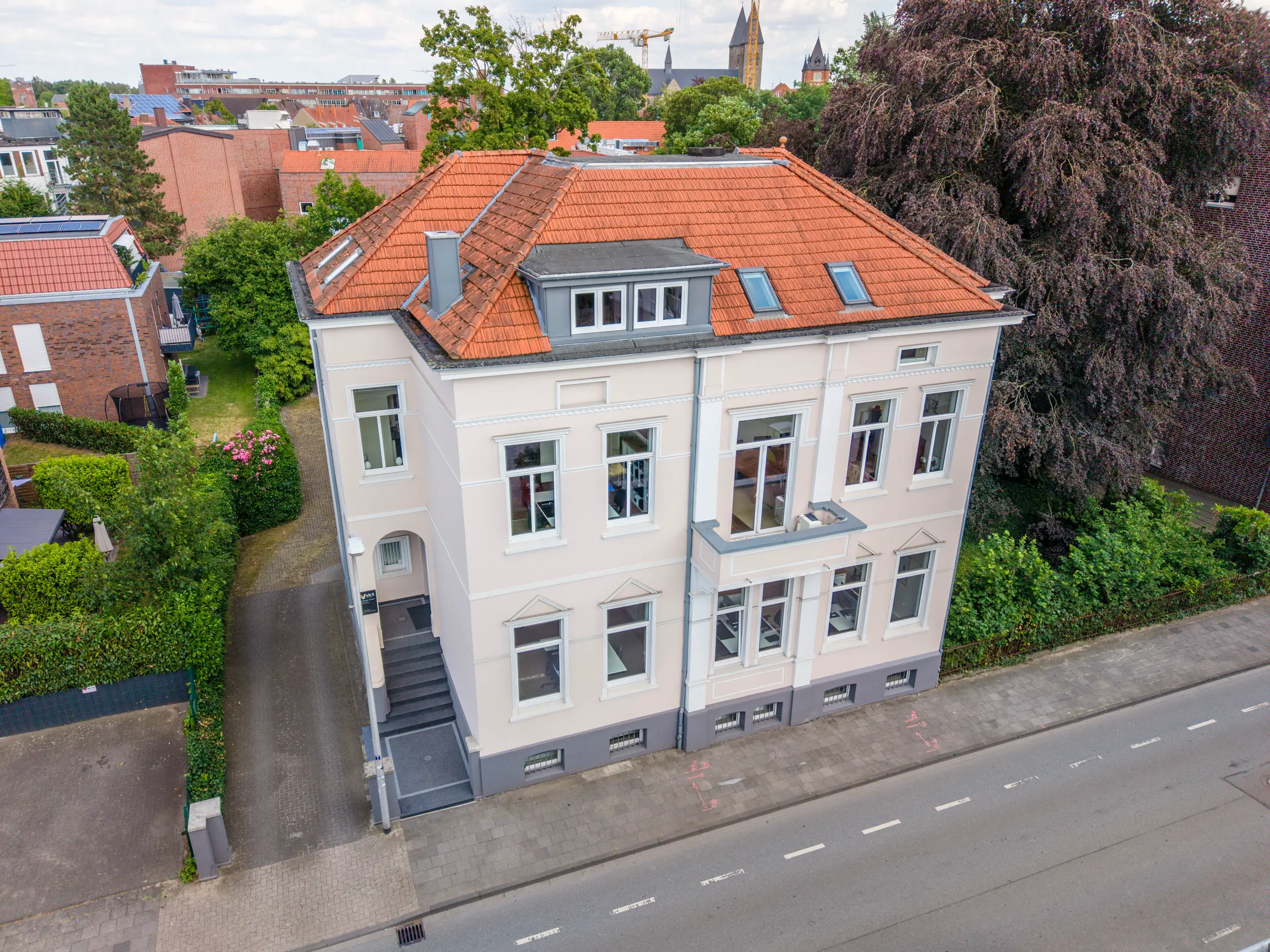Luftaufnahme der Stadtvilla in Gronau (Westfalen): Frontfassade mit Blick auf die Innenstadt und Kirchtürme