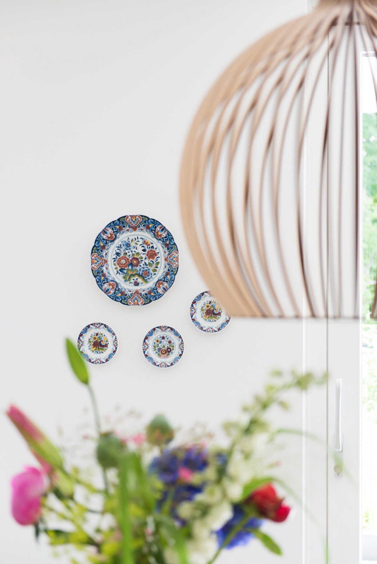 keukenstyling scandinavische stijl met vintage borden aan de muur