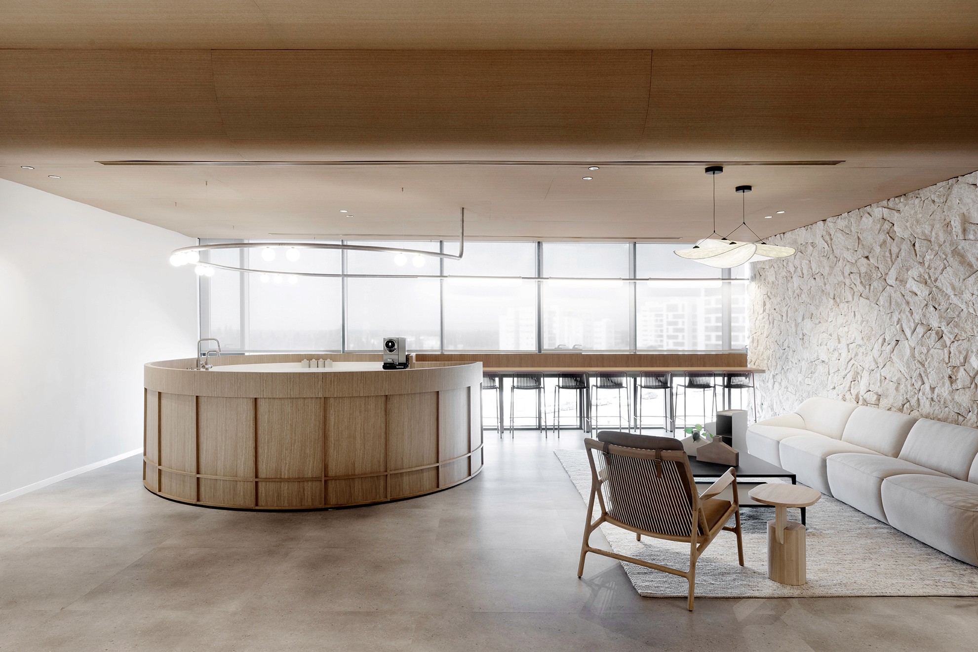 תכנון וייצור מטבח משרדי עם אי מרכזי מעוגל – עבודת נגרות מורכבת בחיתוך CNC להתאמה מושלמת לחלל