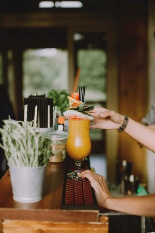 elegancki koktajl z suszonymi owocami i pianką wykonany przez barmana na wesele