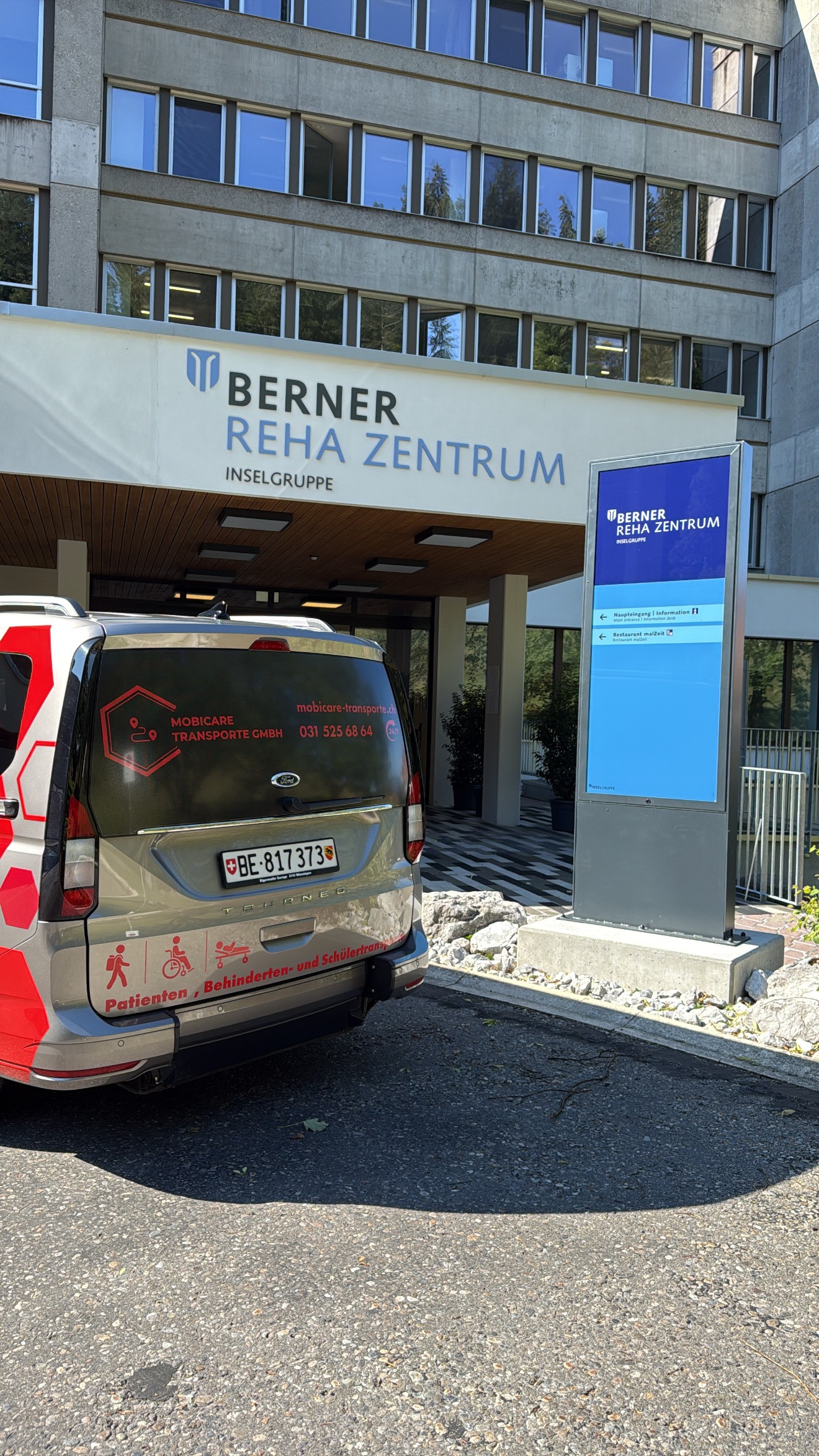 Fahrzeug von MobiCare Transporte vor dem Berner Reha Zentrum