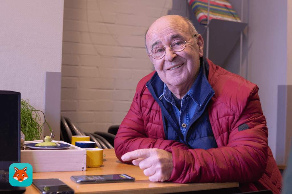 Gebruiker van DigiHandig krijgt vriendelijk naar de camera