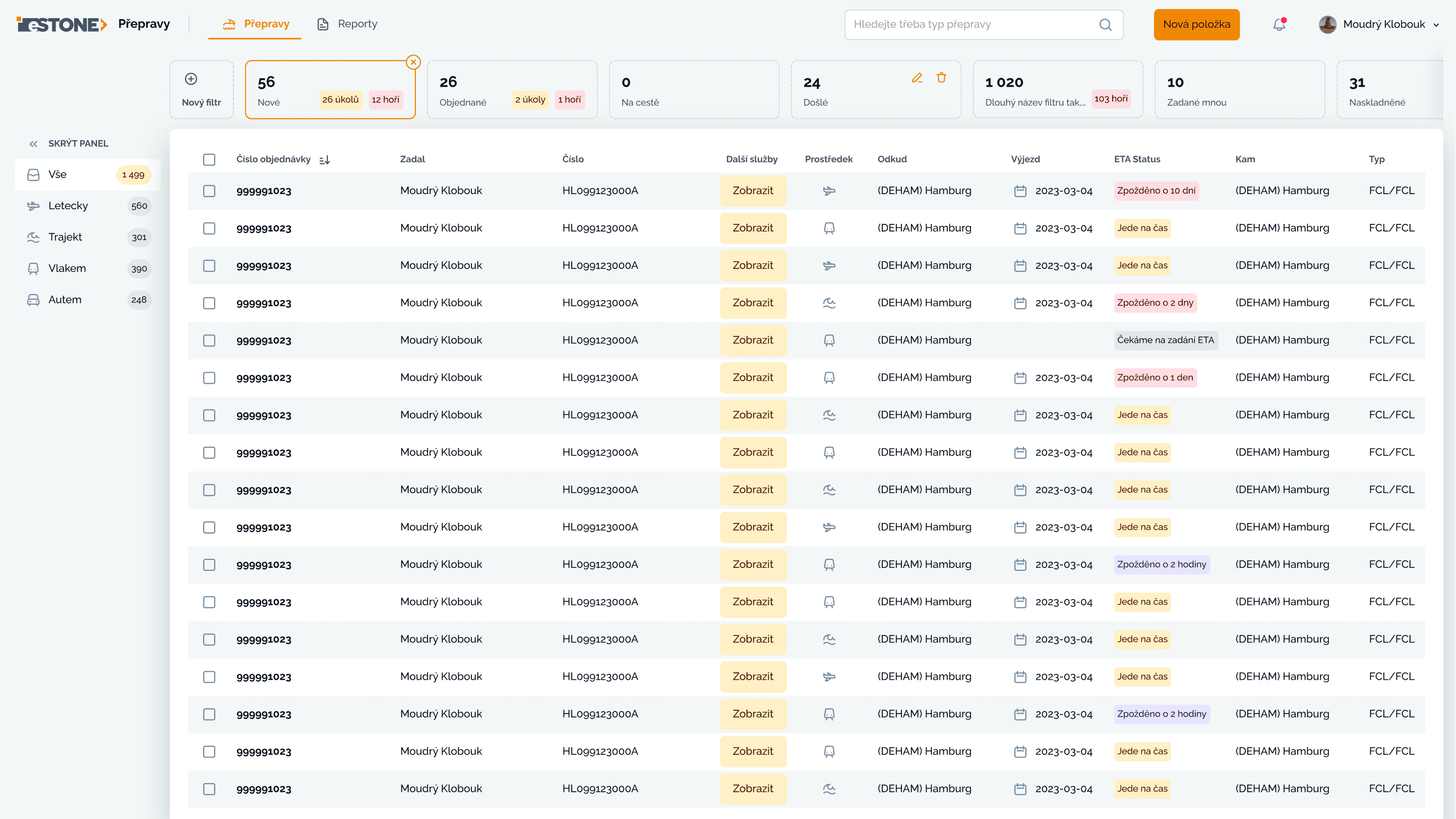 EStone: přehled přeprav v moderním bílém a světle modrém rozhraní, s levým menu pro výběr dopravních módů (letecky, trajekt, vlak, autem), sloupcovým zobrazením objednávek a barevně zvýrazněnými statusy ETA.