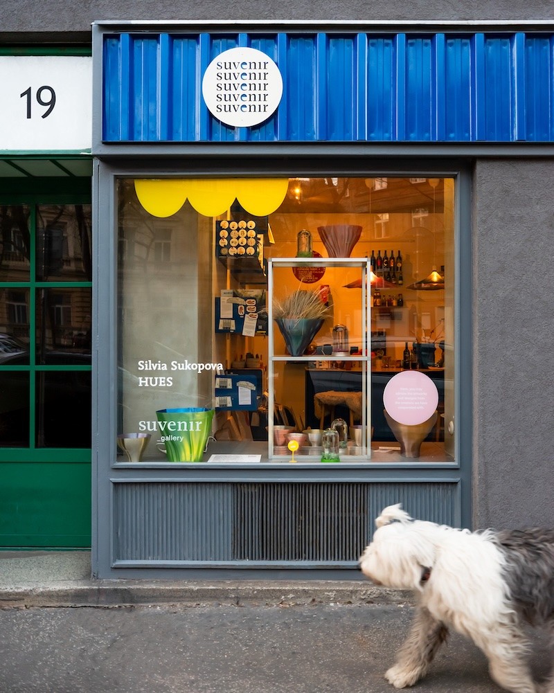 Ručne vyrobený žltý smiley objekt zo slovenskej vlny v galérii