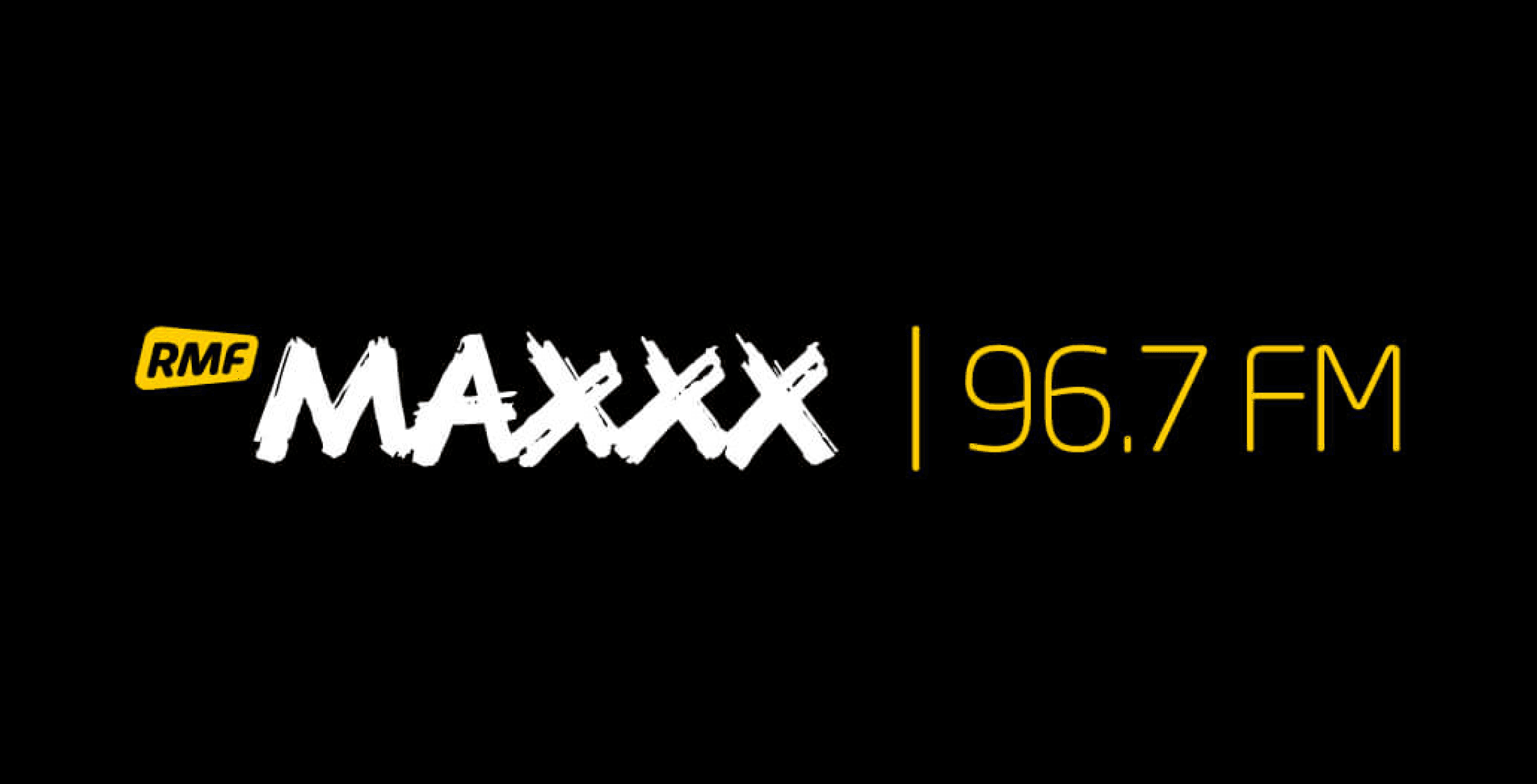 Logotyp „RMF MAXXX” z białymi, szorstkimi literami i żółtą plakietką RMF obok żółtego „96,7 FM”, na czarnym tle.