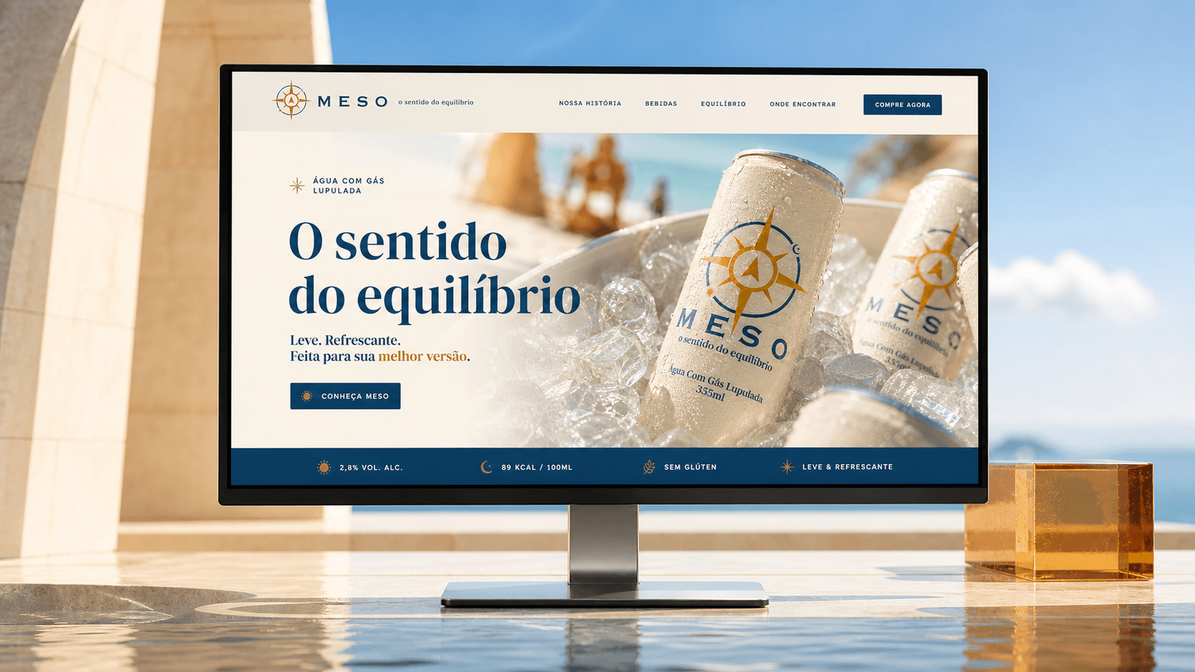 Website da Meso em monitor sobre uma superfície de água e luz solar