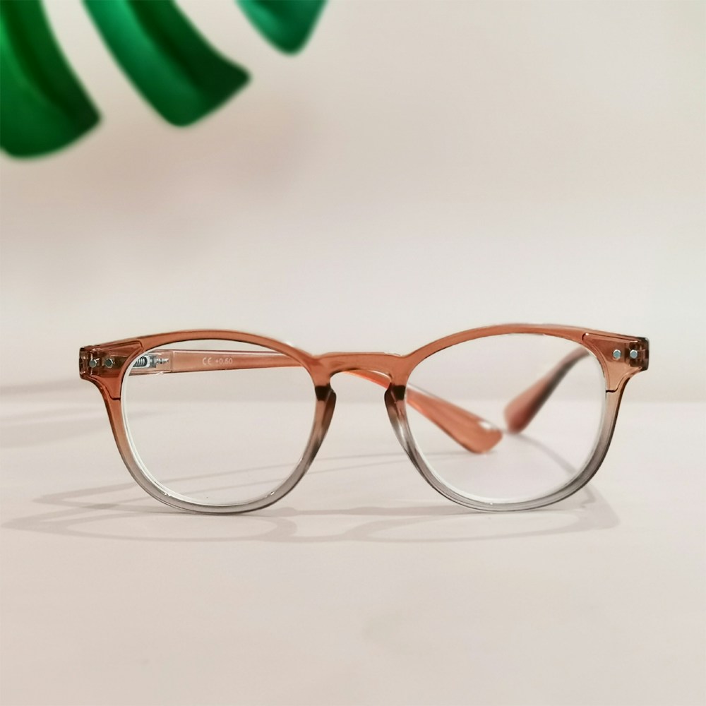 Round glasses in clear peach acetate