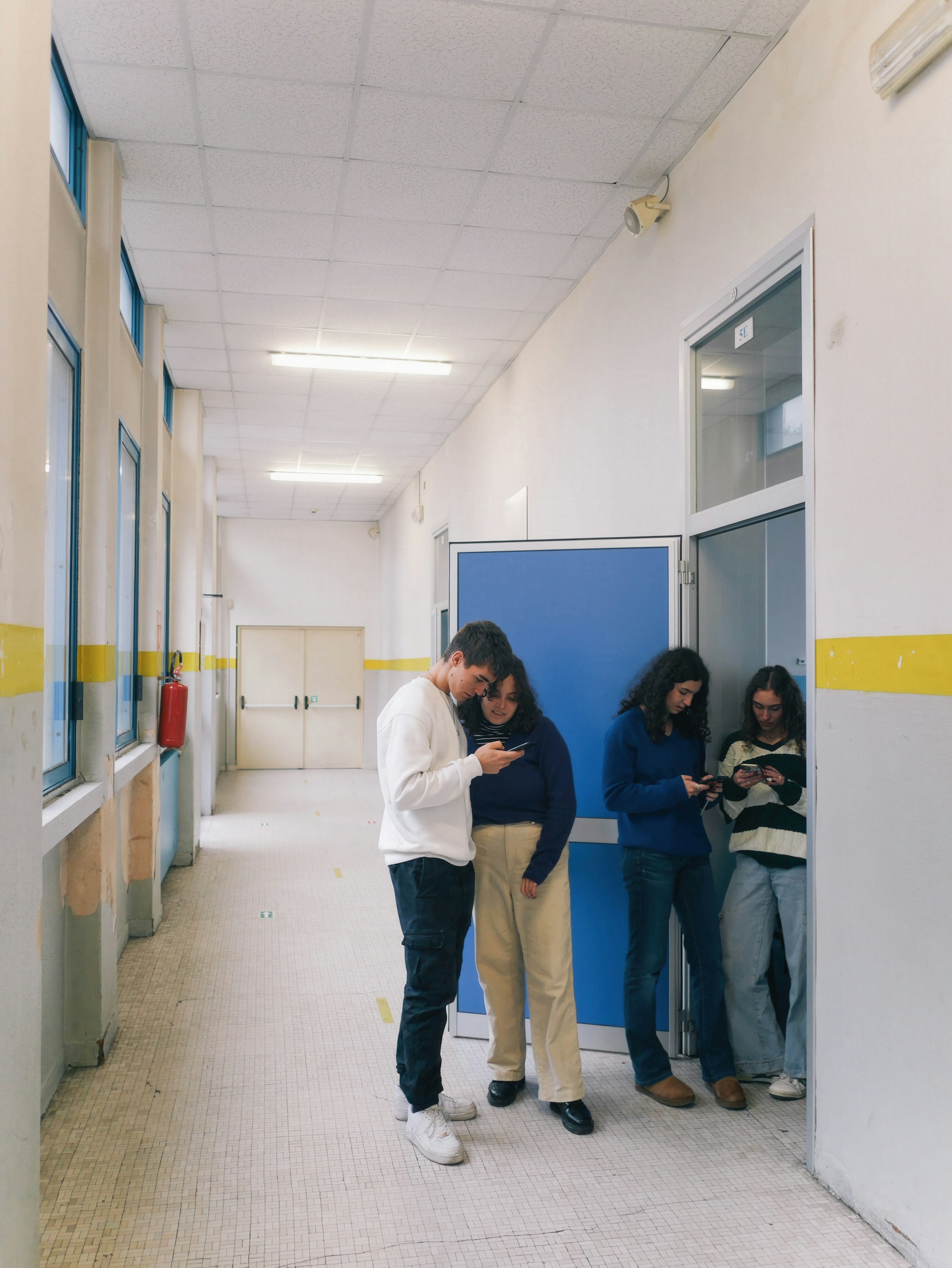 Tonåringar tittar på sina mobiltelefoner