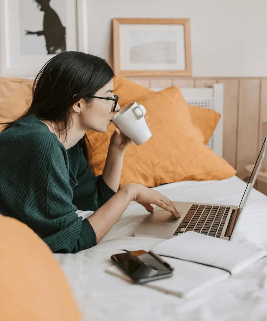 Emprendedora colombiana gestionando su negocio de ecommerce y dropshipping con marca propia | LABLLD