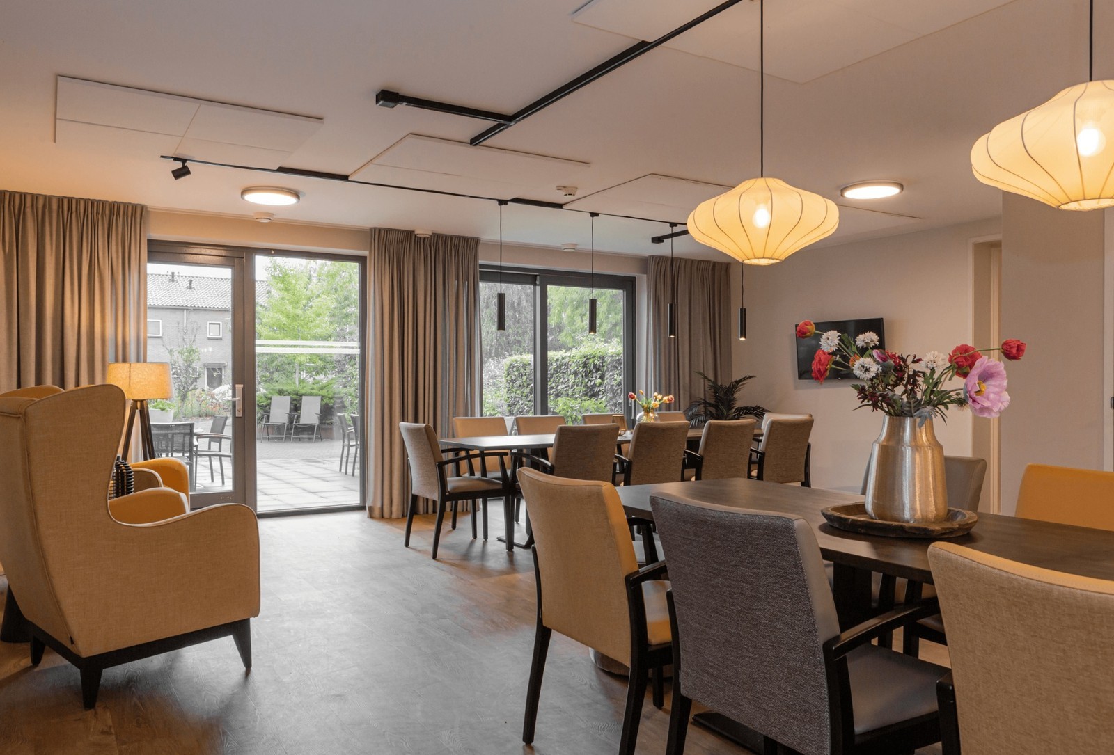 woonkeuken ouderenzorg geel met taupe en japandi lampen