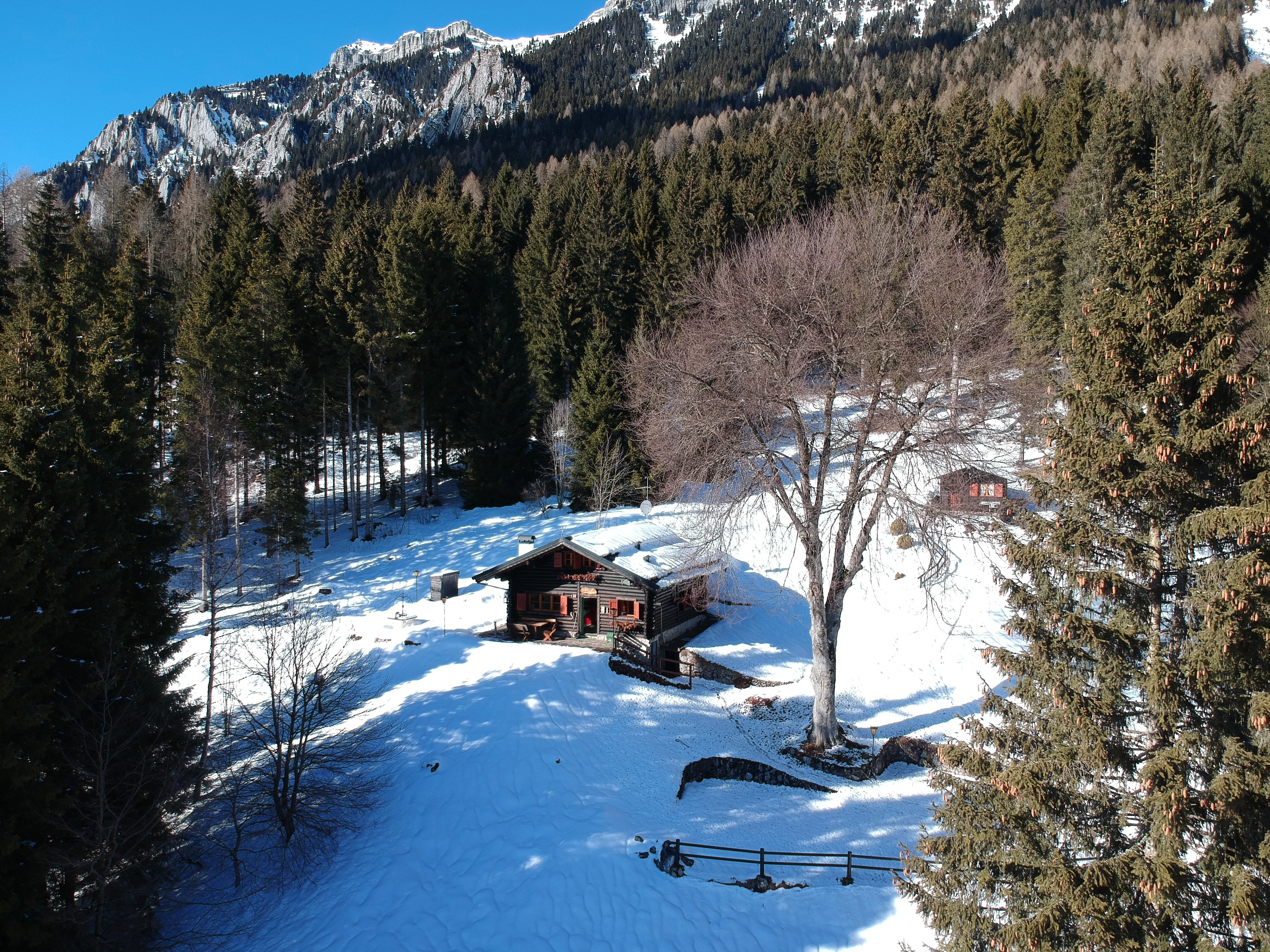 Alleinlage mit 3.800 qm Grund, zwei Gebäuden und eigenem Sportplatz auf 1.300 m Seehöhe