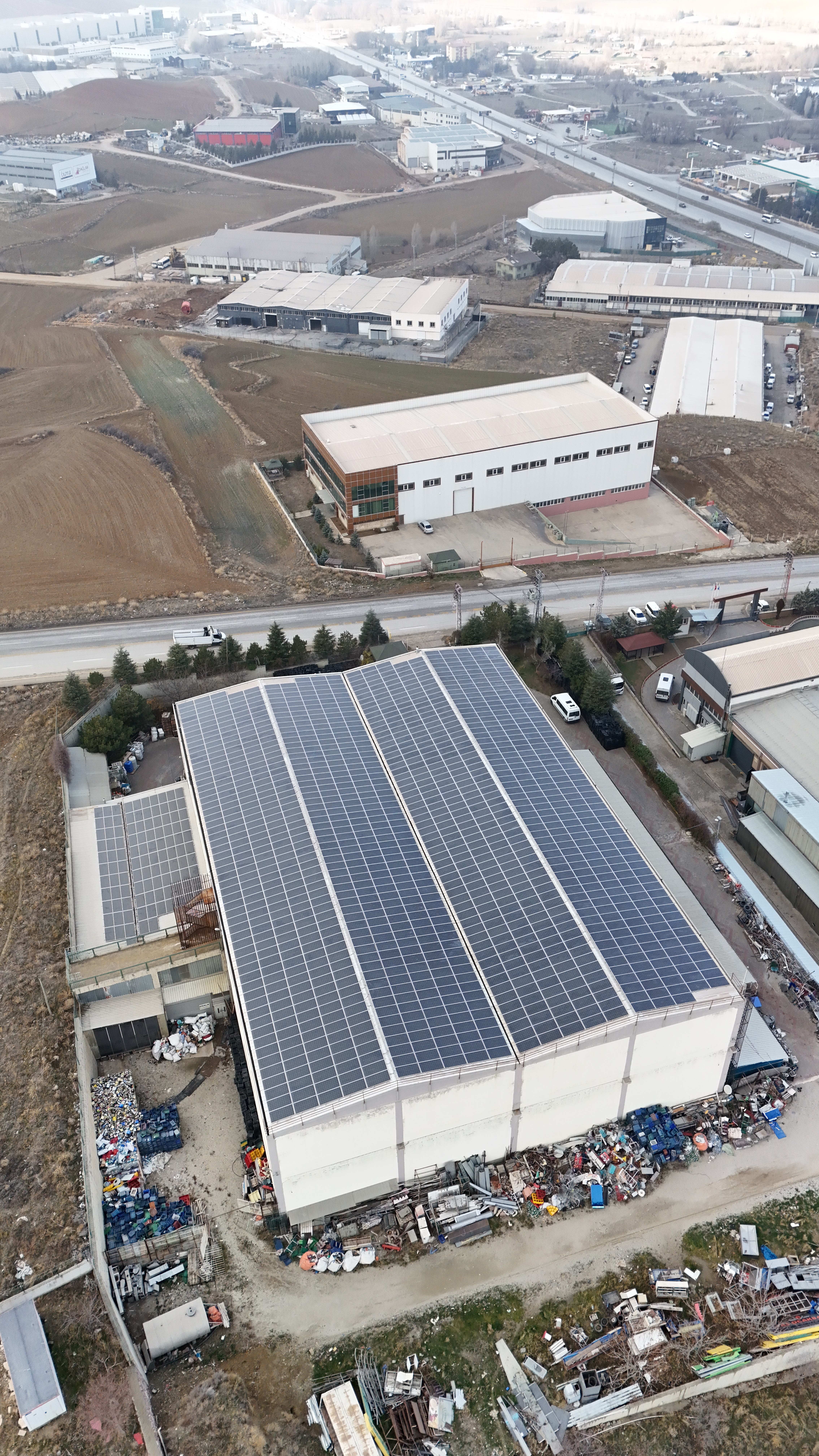 Operasyonel verimliliği destekleyen fonksiyonel depo yerleşimi.