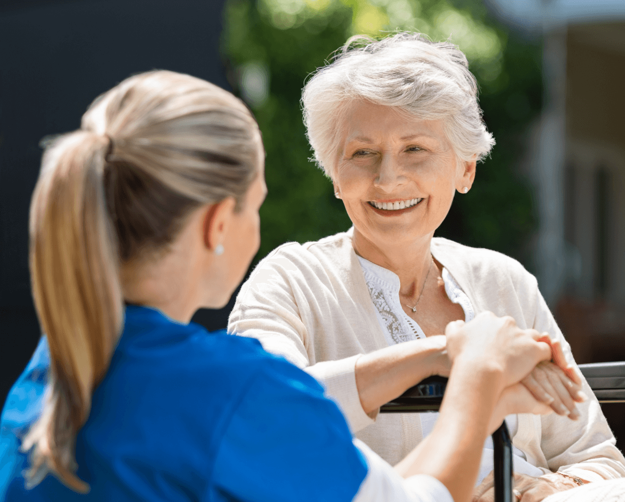 Junge Frau umarmt eine ältere Dame – symbolisiert Nähe und Unterstützung in der Angehörigenpflege.