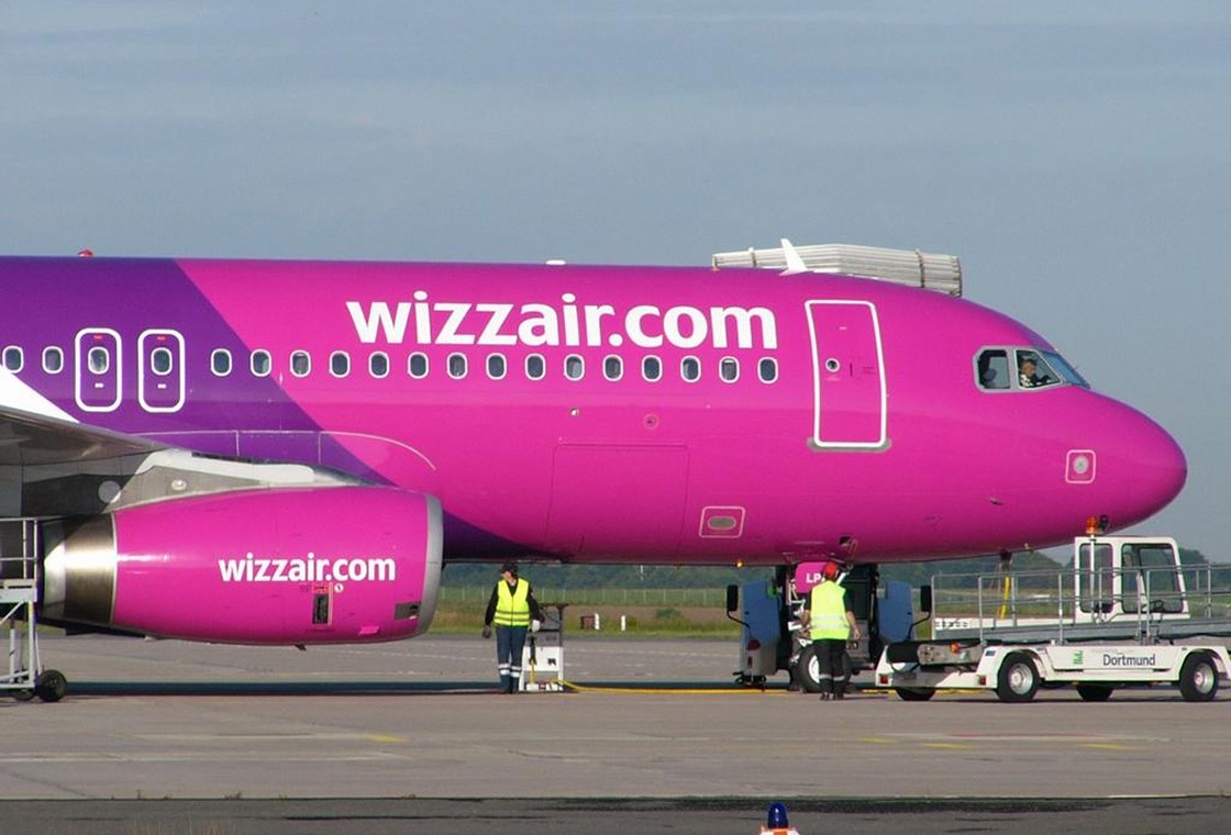 Wizz Air Flugzeug steht auf dem Rollfeld am Flughafen Dortmund