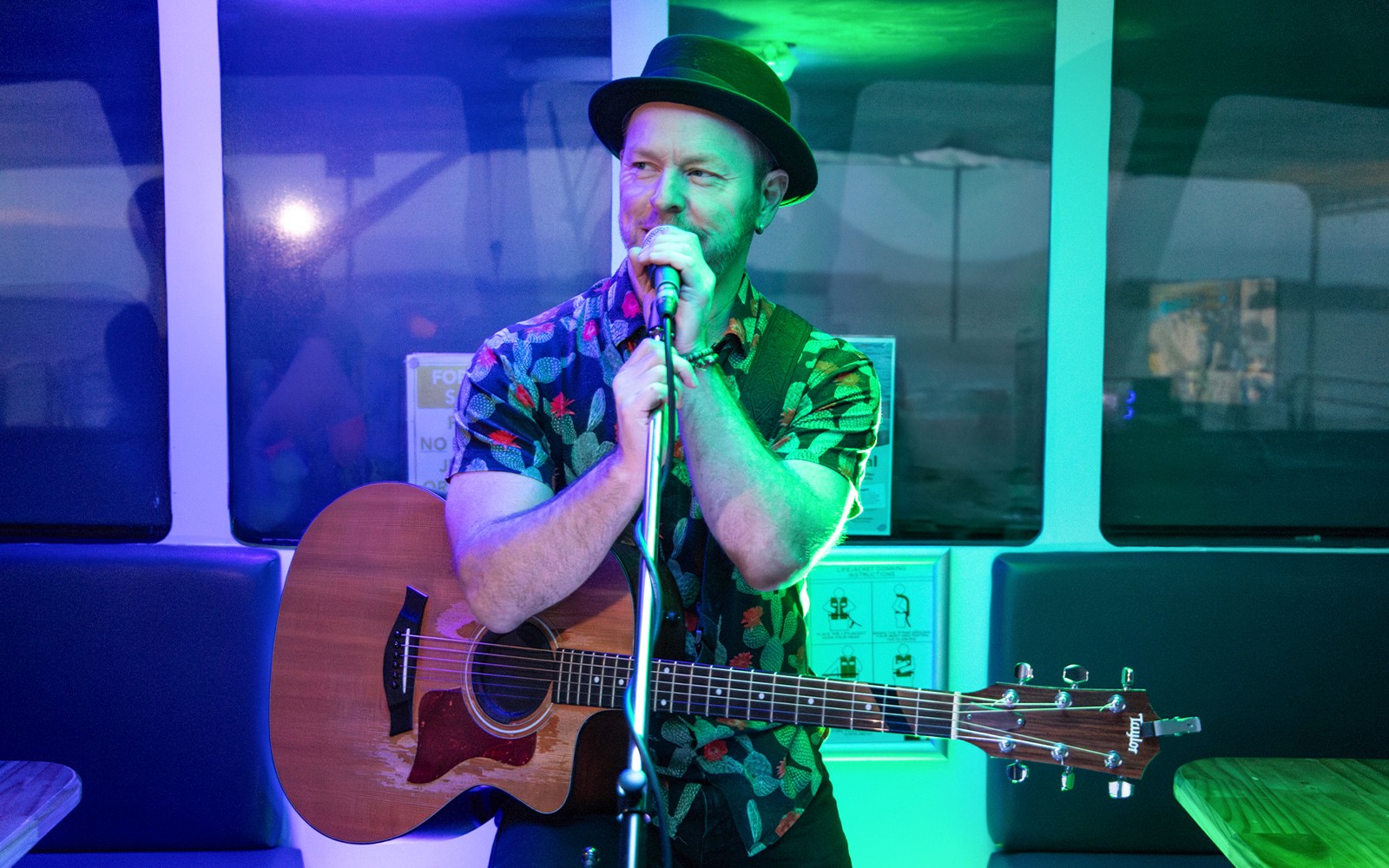 Musicista che si esibisce in una crociera al tramonto per visitare Phillip Island.