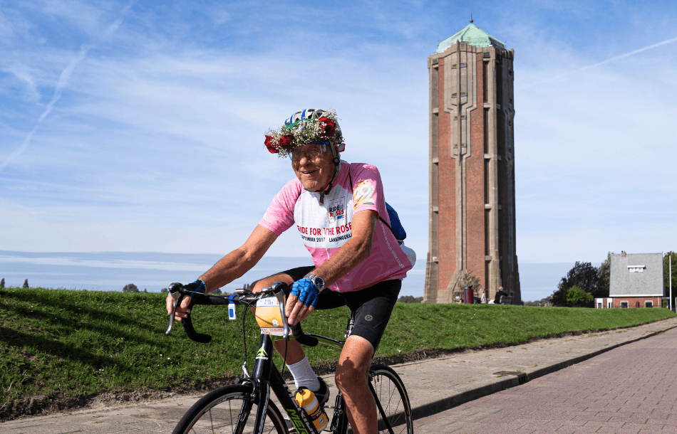 Willem van Eeden voor de watertoren van Aalsmeer