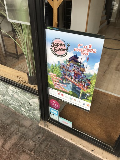 Façade de la boutique Comtesse du Barry avec affiches promotionnelles Impact vision en vitrine