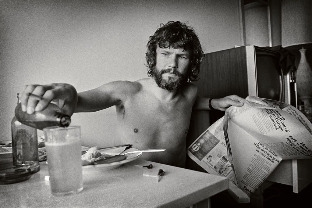 Kris Kristofferson poring himself a drink