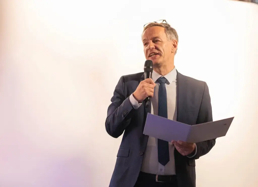 Gala wieczorna we Frankfurcie nad Menem, prelegent przemawia do gości