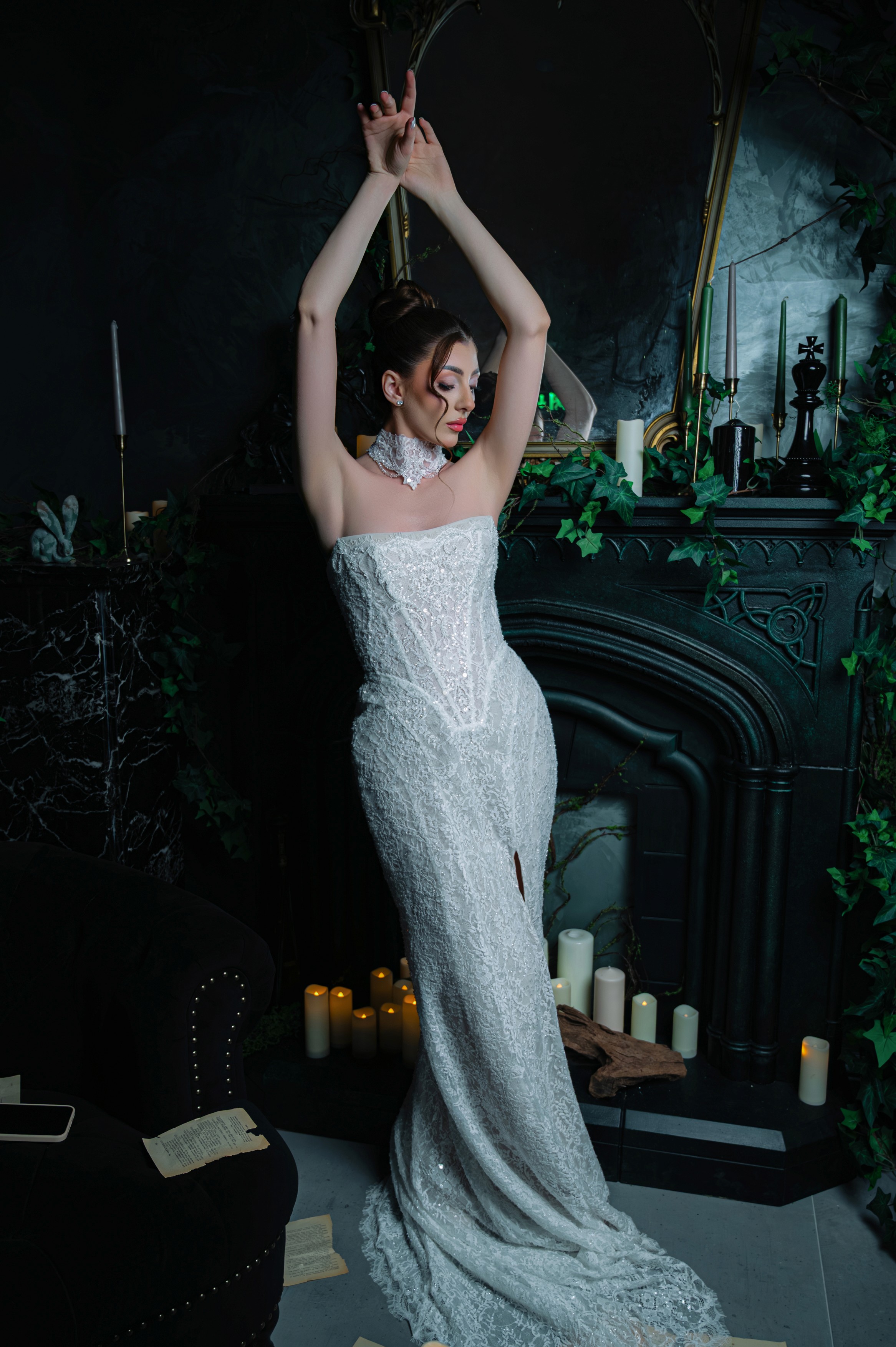 Prim-plan cu mireasă și colier elegant într-un decor dark, fotografie bridal editorială în București