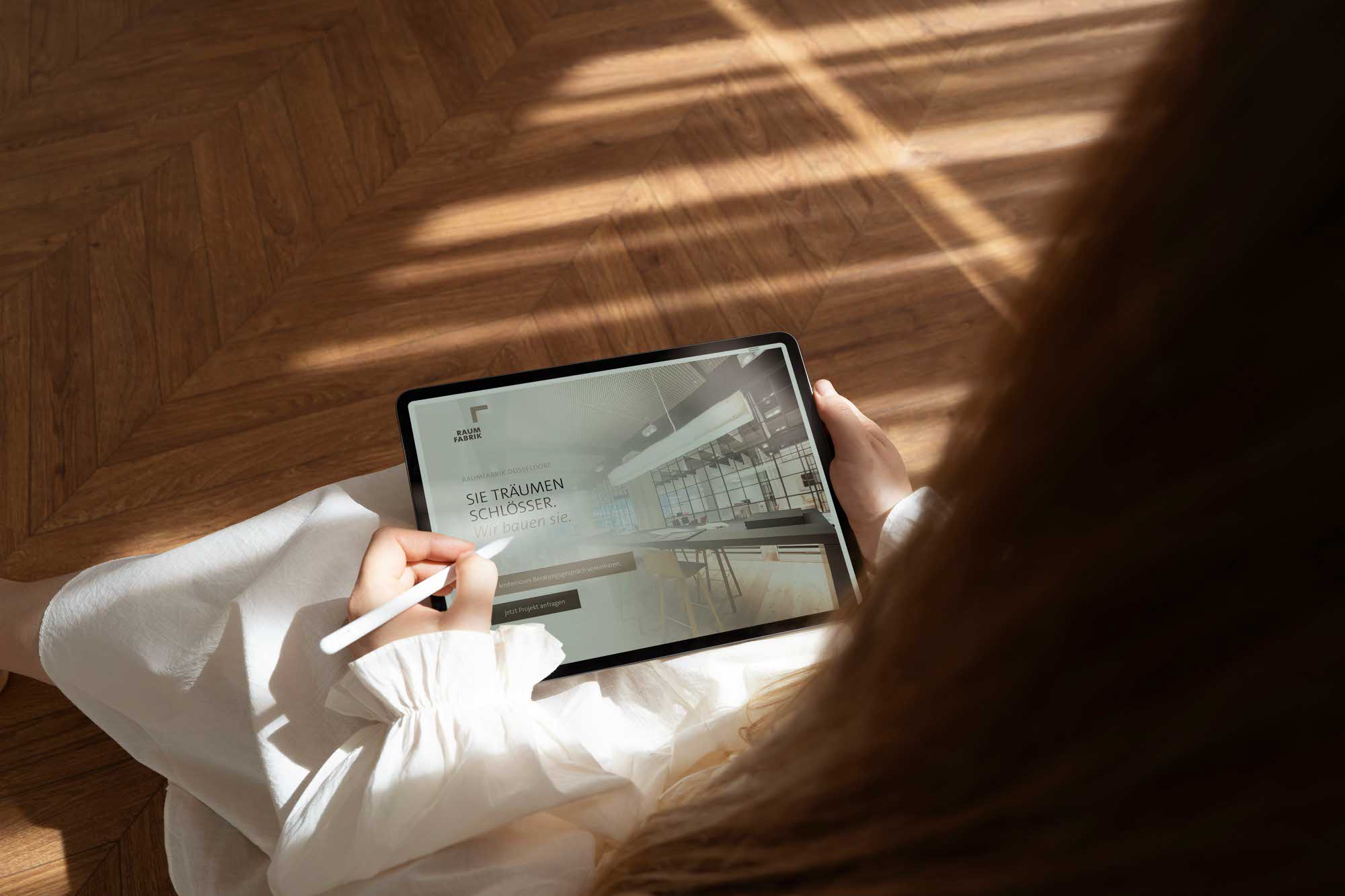 Startseite der Raumfabrik-Website mit architekturbezogenem Layout, großflächigen Bildern und klarer Markenbotschaft