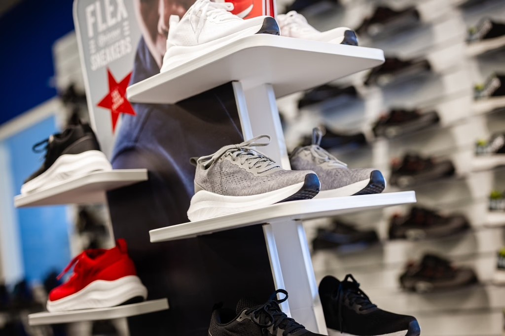 En hylla med sneakers och skor, exempel på profilprodukter och promotionkläder.