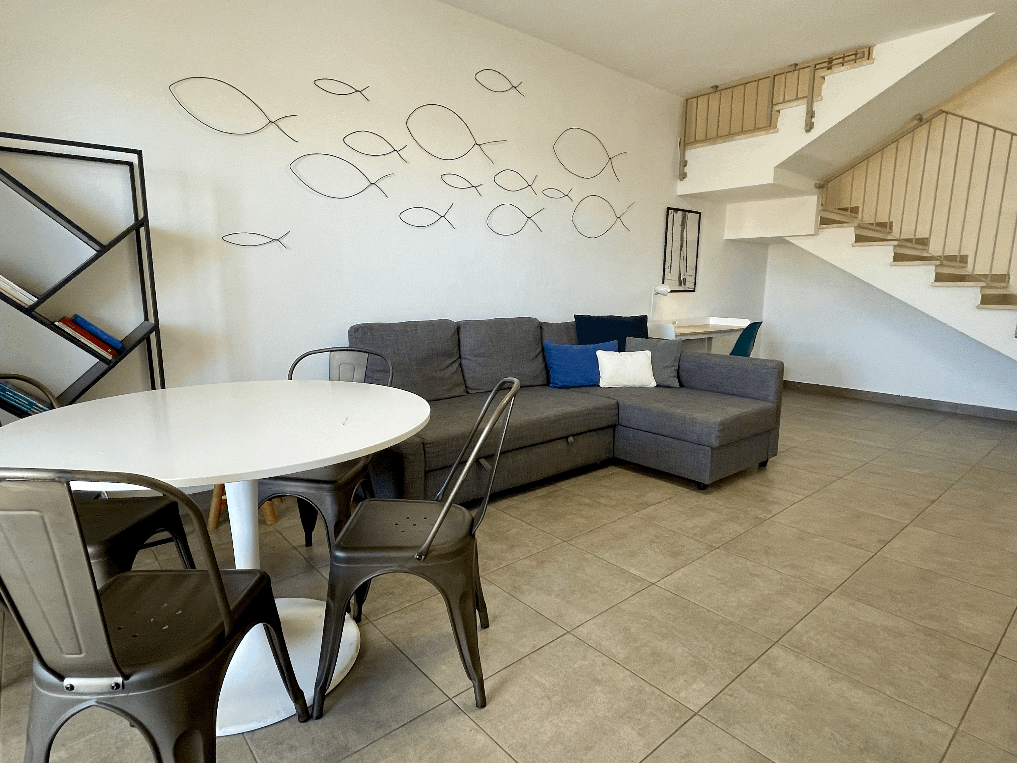 Salone del Trilocale Shardana Superior con vista sulla scala interna