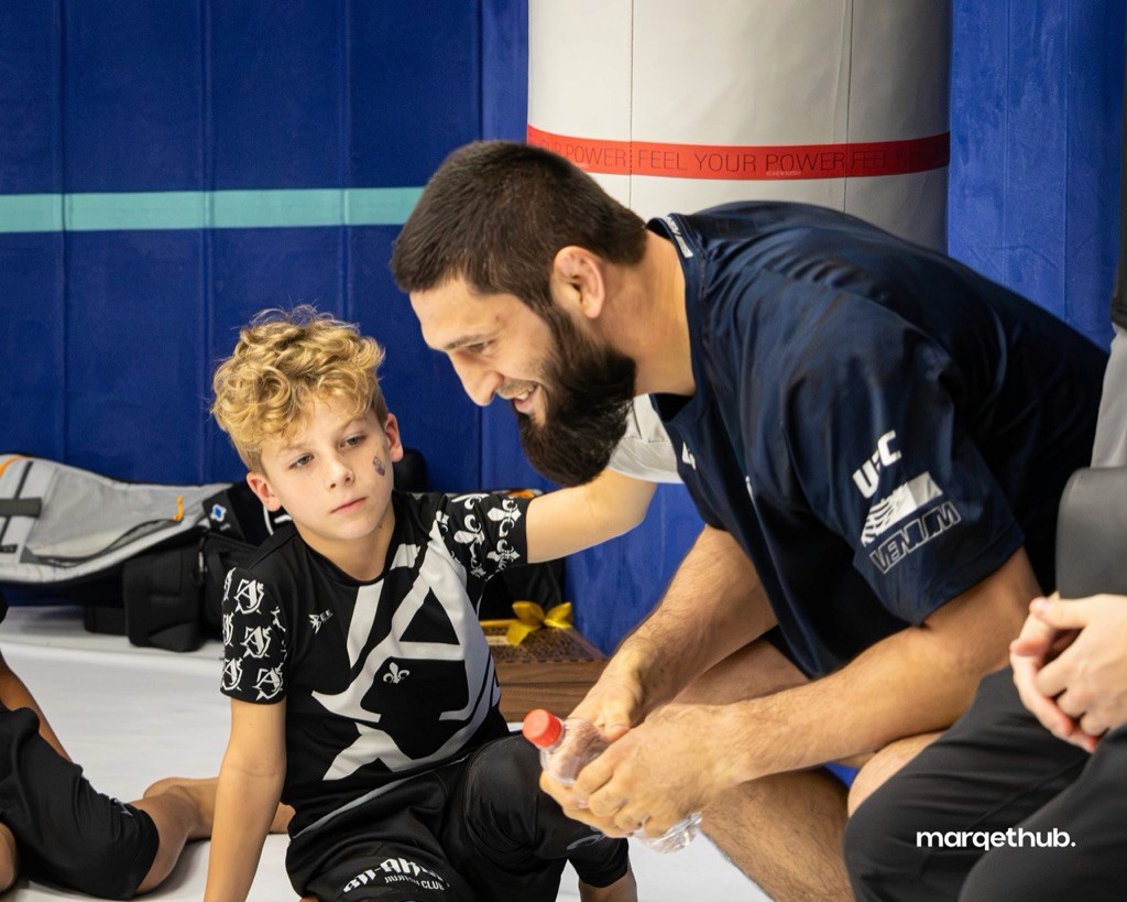 Khamzat Chimaev s mladim borcem na treningu u BJJ Areni