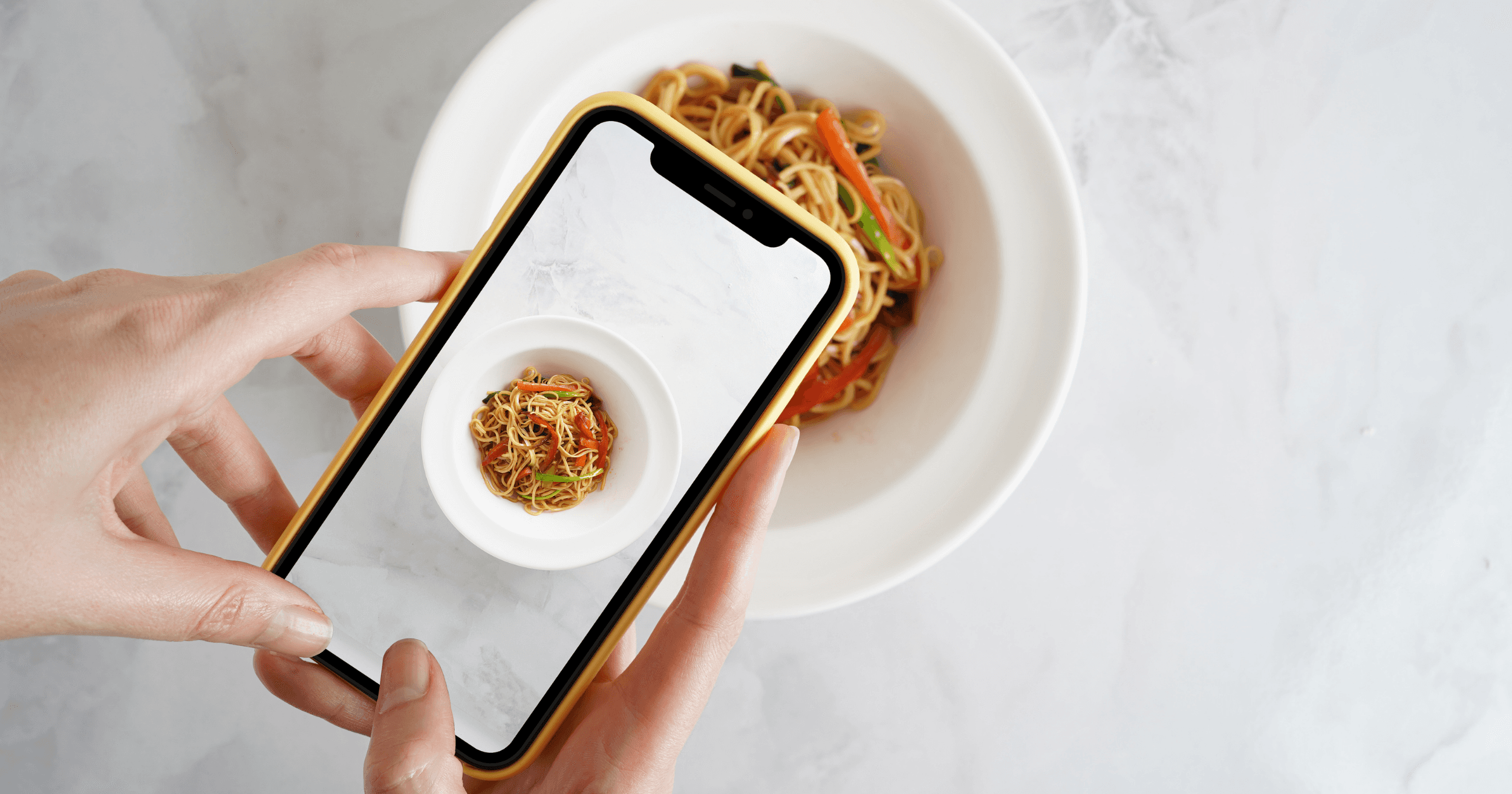 Seorang rakyat Malaysia yang sedang mengambil gambar makanan