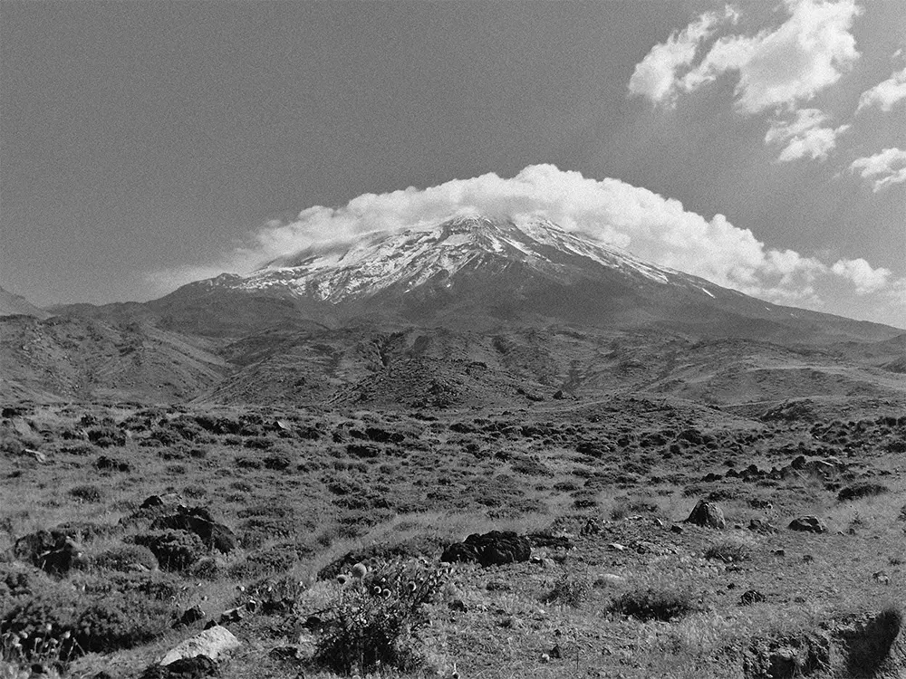 Sztyeppe és havas hegycsúcs a távolban