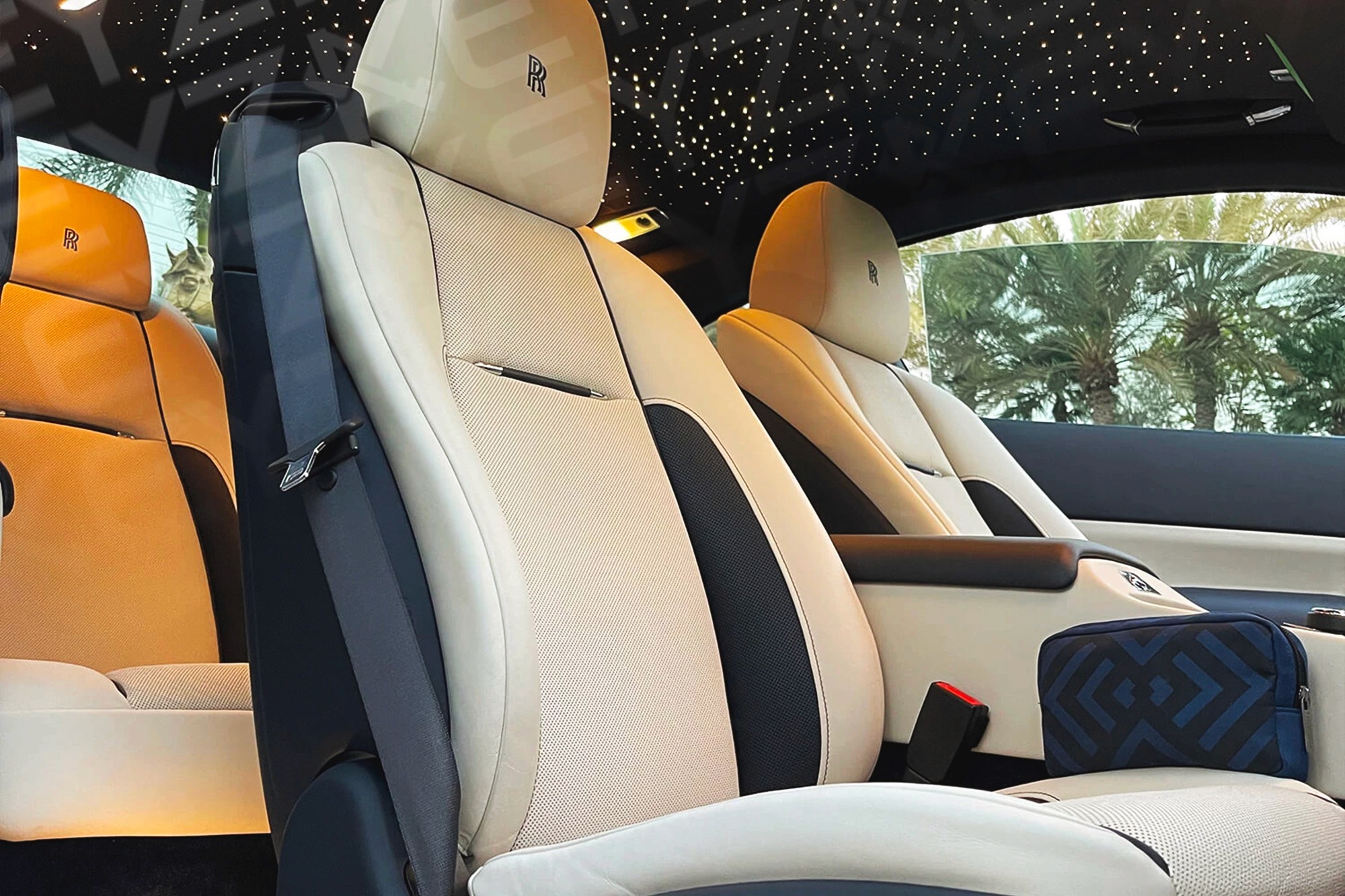 Sièges en cuir blanc Rolls Royce Cullinan – Location SUV de luxe à Dubaï | Keyz Rent