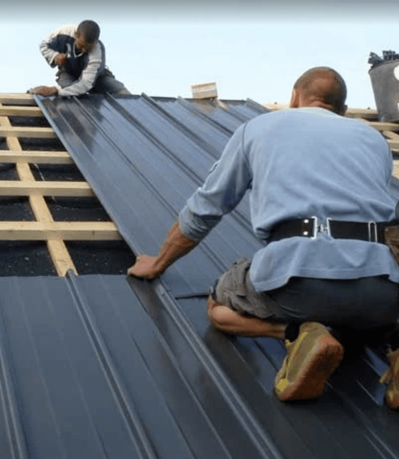 Couvreur Lyon posant des tuiles sur toit de maison