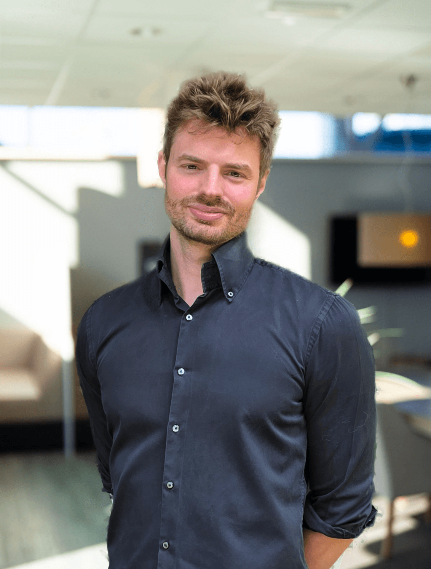 SETTL team member welcoming internationals with expert housing advice