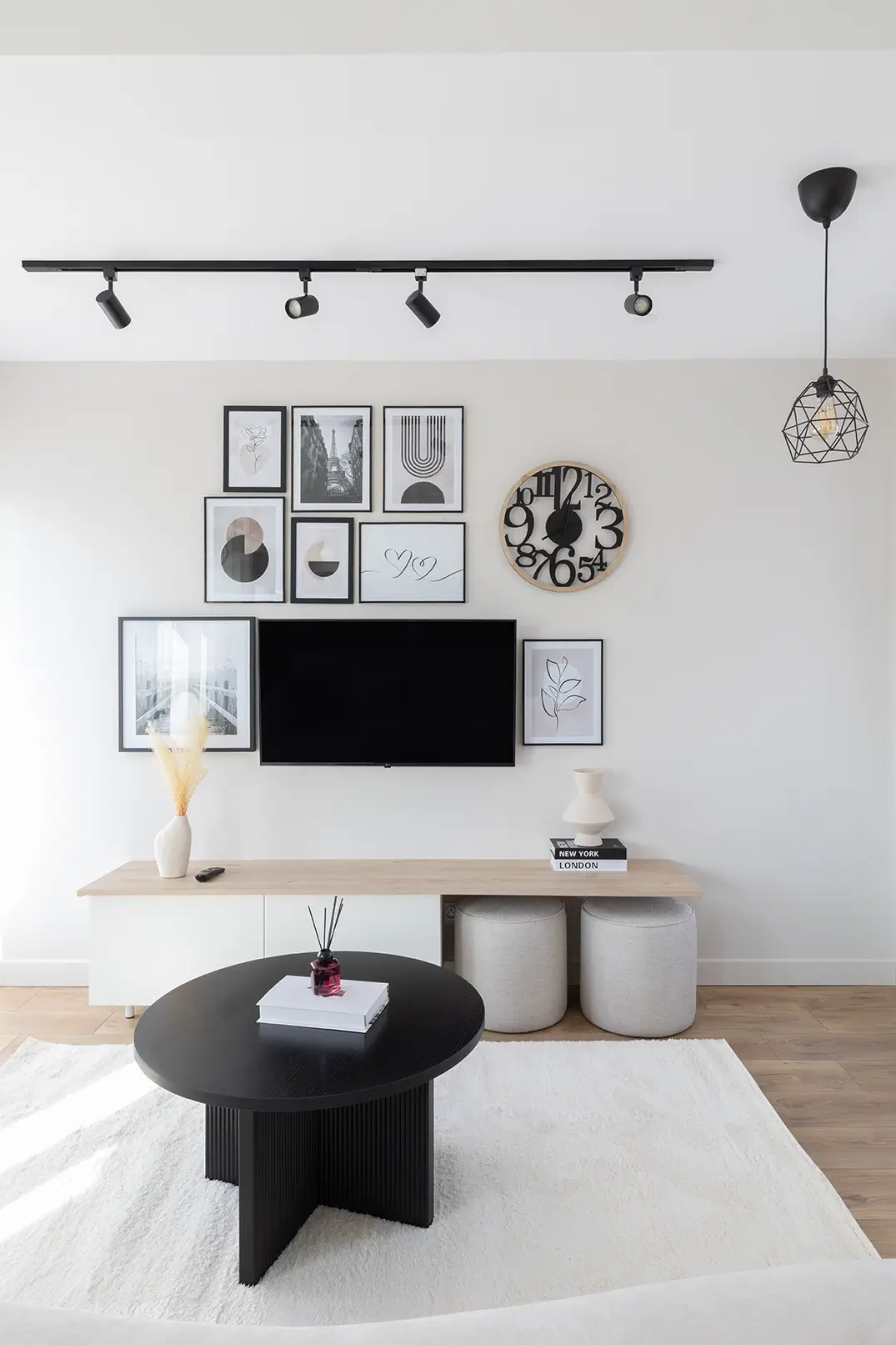 Une table basse noir dans un salon.