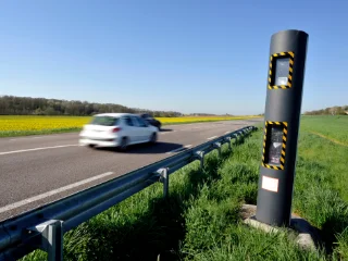 radar fixe sur le bord de la route