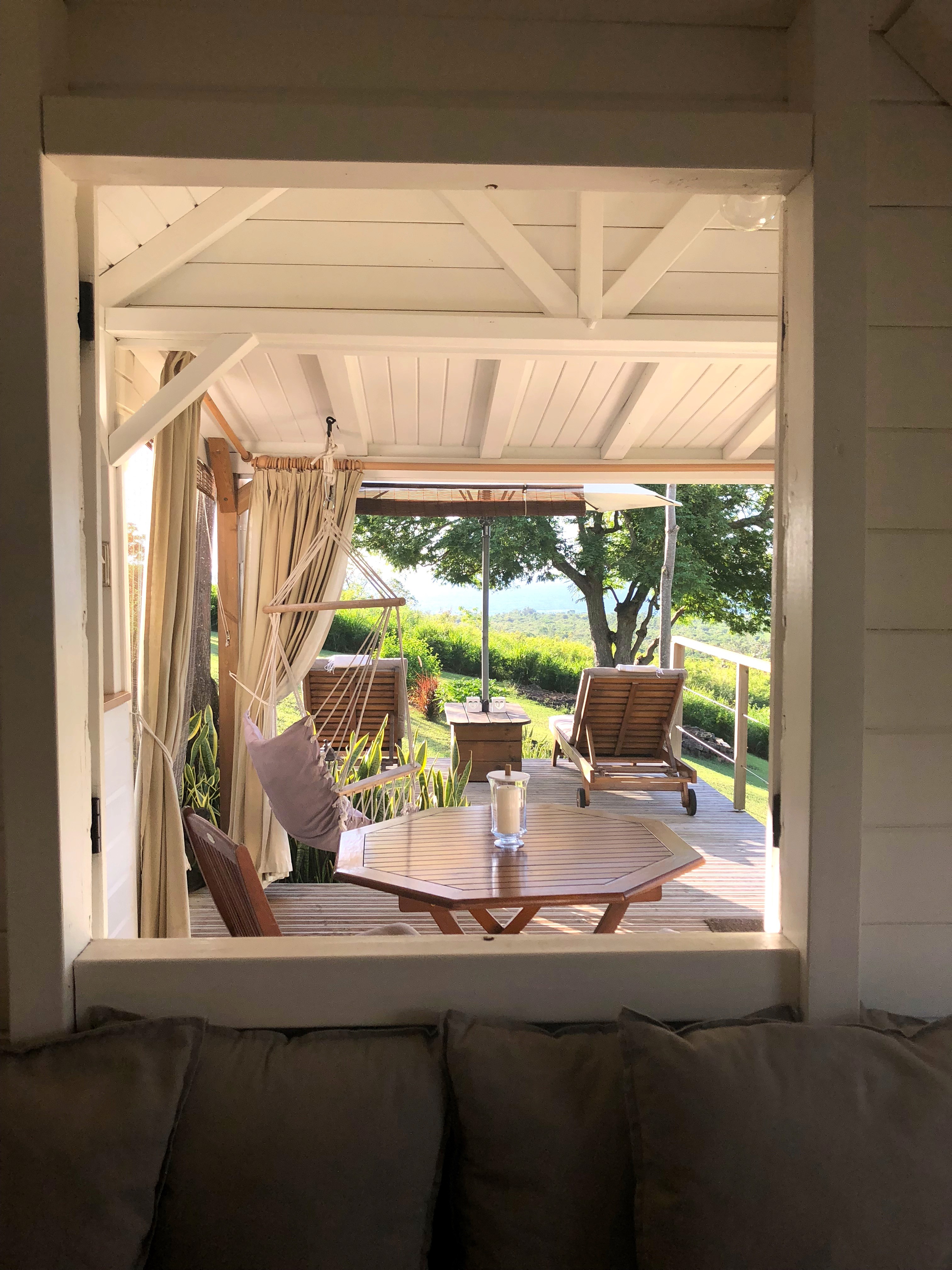 Vue panoramique depuis le Lodge Rosewood à Vieux-Habitants sur le jardin tropical et la mer