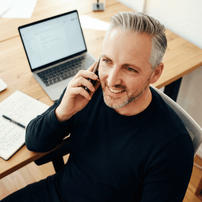 Hannes Weindorf organisiert einen Facharzttermin per Telefon für einen Kunden