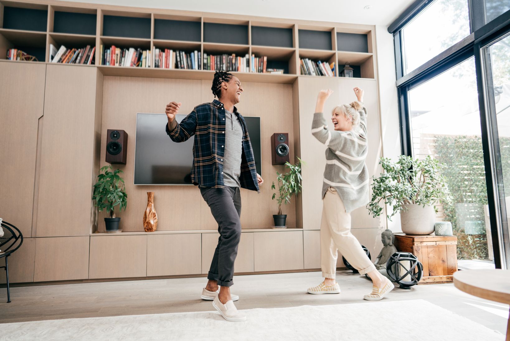 Homem rasgando papel da conta de luz